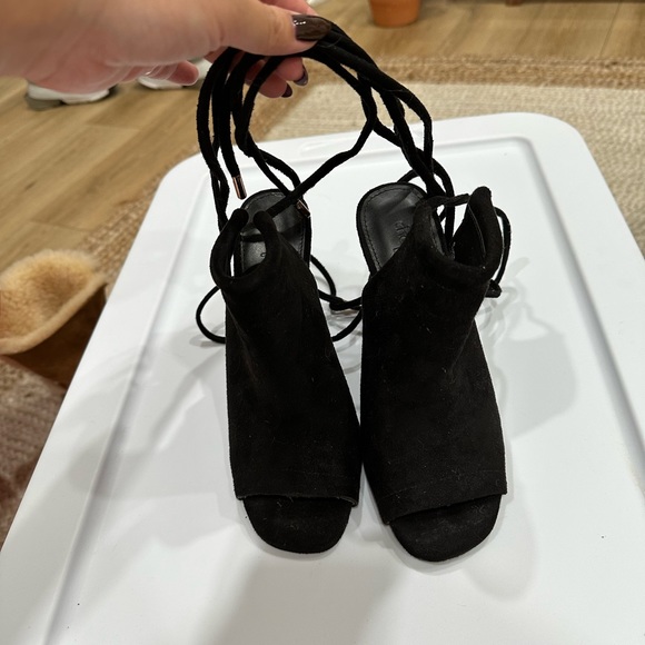 Heeled booties with straps - Picture 2 of 4